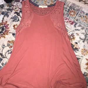 beautiful flowy tank! 🌹